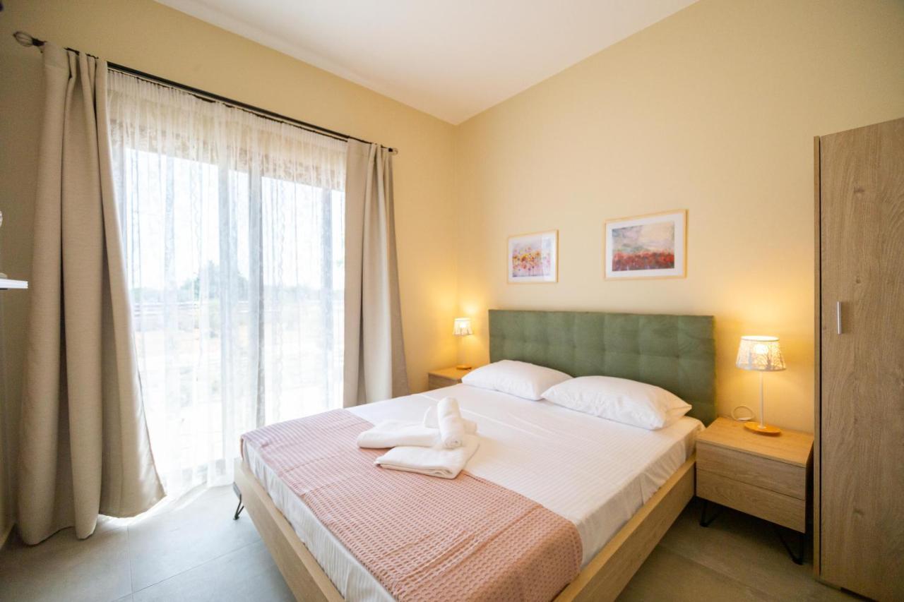 Varkes Suites 2 Nea Moudania Ngoại thất bức ảnh