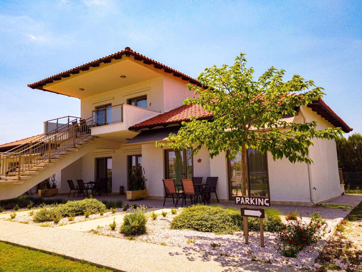 Varkes Suites 2 Nea Moudania Ngoại thất bức ảnh
